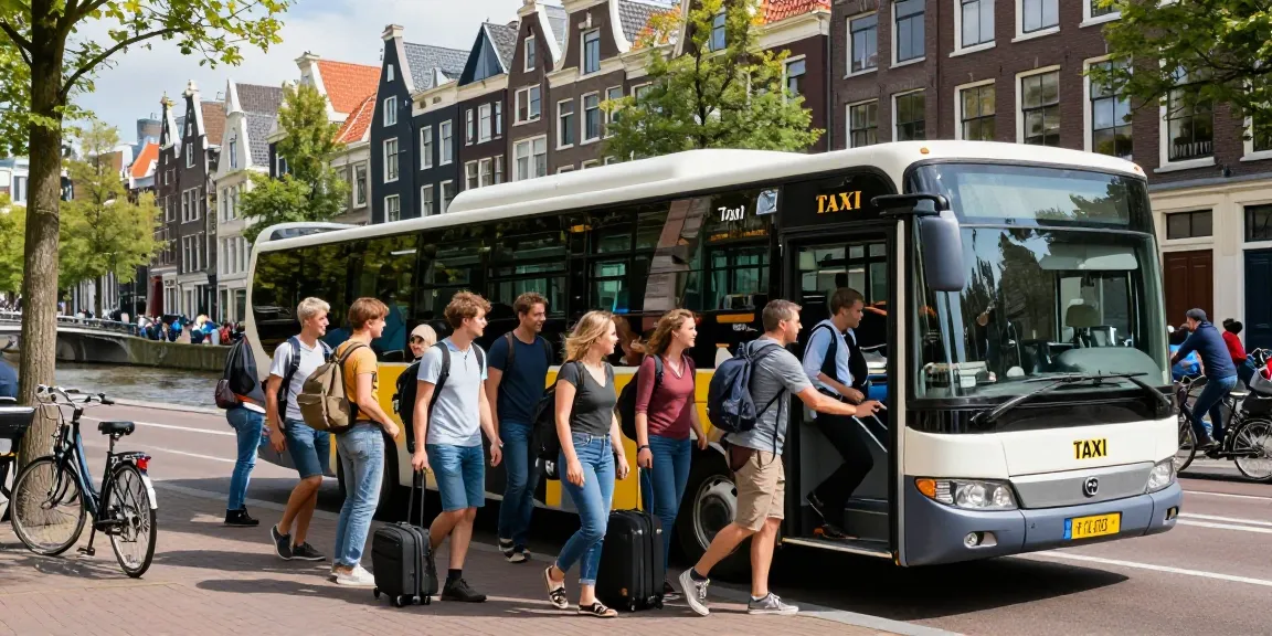 Taxi bus Amsterdam met reizigers die in stappen, en toont betrouwbare groepsvervoer diensten in een levendige stadsetting.